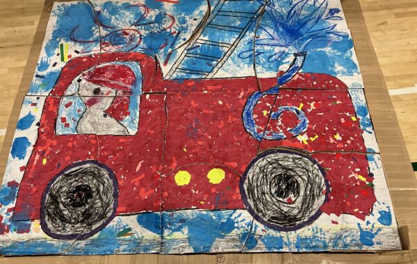 ３歳児クラスが行った巨大パズルです。大好きな消防車の絵柄で楽しみました。